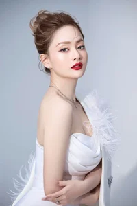Actress Lan Phuong Celebrates Happy Family Life with 2-Meter Tall Husband and New Baby - image 6
