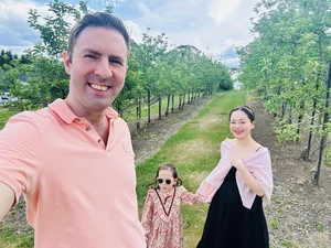 Actress Lan Phuong Celebrates Happy Family Life with 2-Meter Tall Husband and New Baby - image 0
