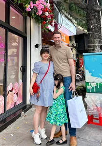 Actress Lan Phuong Celebrates Happy Family Life with 2-Meter Tall Husband and New Baby - image 9