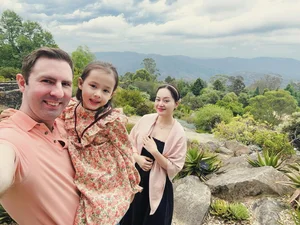 Actress Lan Phuong Celebrates Happy Family Life with 2-Meter Tall Husband and New Baby - image 13