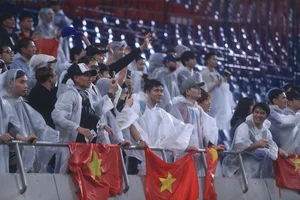 Passionate Hanoi FC Fans Brave the Rain in Japan to Support Their Team - image 1