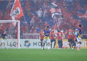 Passionate Hanoi FC Fans Brave the Rain in Japan to Support Their Team - image 0