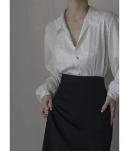 5 Effortless Shirt Styling Tips for Women Over 40 to Look Like a Fashionista - image 4