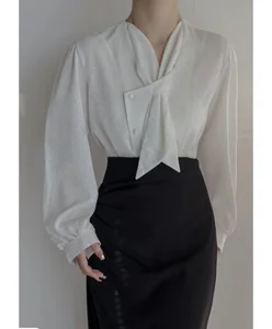 5 Effortless Shirt Styling Tips for Women Over 40 to Look Like a Fashionista - image 5