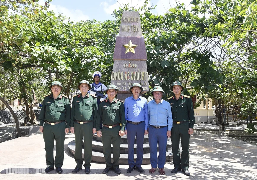 General Staff Delegation Conducts Inspection Visit to Truong Sa Archipelago and DK1 Rigs
