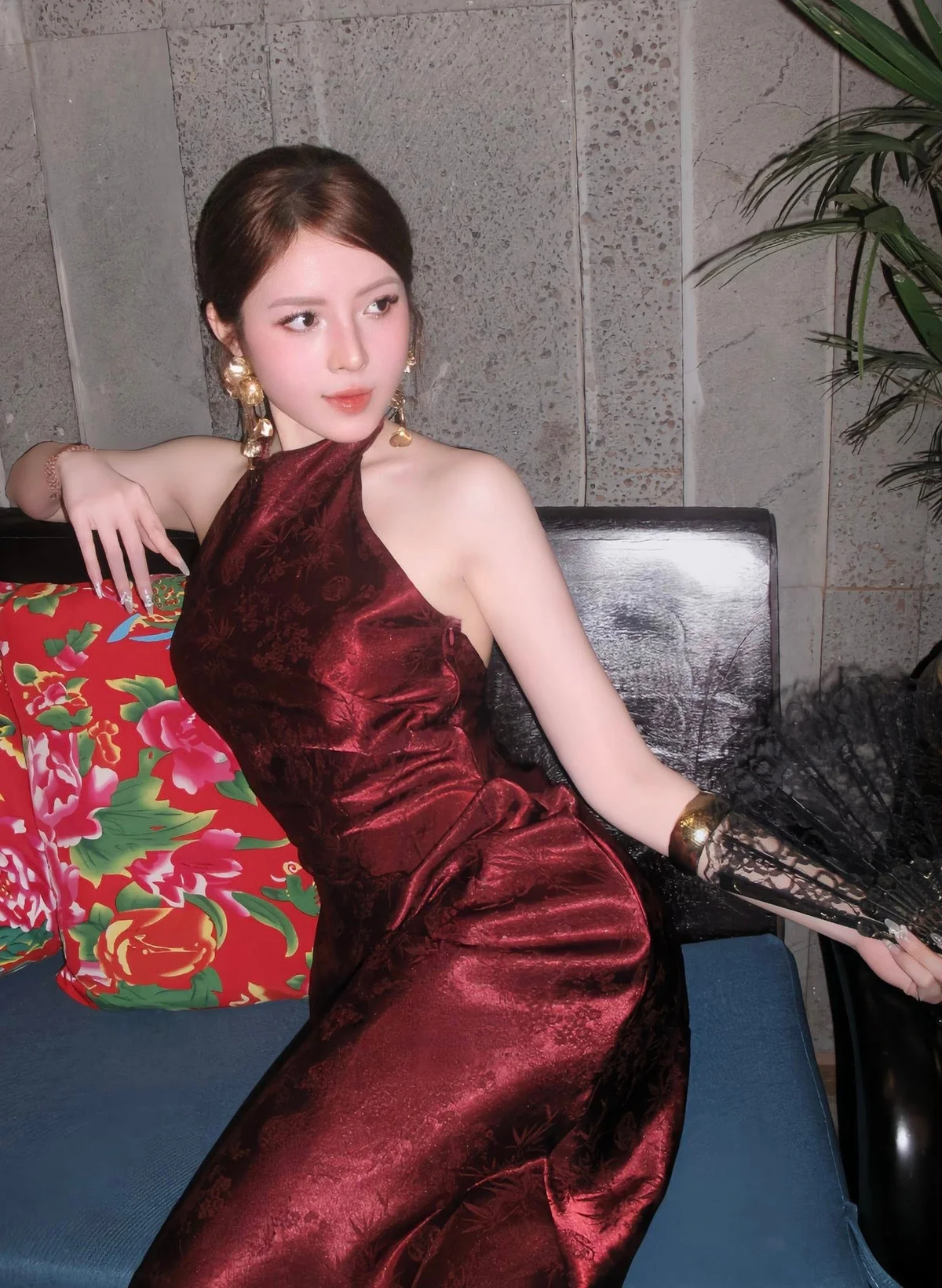 Flight Attendant Phan Que Chi Dazzles in Seductive Red Cheongsam, Captivating Thousands with Her Beauty