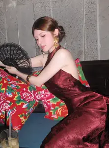 Flight Attendant Phan Que Chi Dazzles in Seductive Red Cheongsam, Captivating Thousands with Her Beauty - image 2