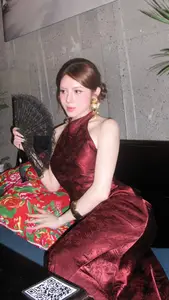 Flight Attendant Phan Que Chi Dazzles in Seductive Red Cheongsam, Captivating Thousands with Her Beauty - image 7