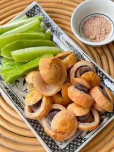 Phuong Oanh Enjoys Traditional Hanoi Autumn Snacks Amidst Exciting Pregnancy Rumors - image 0