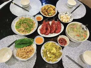 Phuong Oanh Enjoys Traditional Hanoi Autumn Snacks Amidst Exciting Pregnancy Rumors - image 1