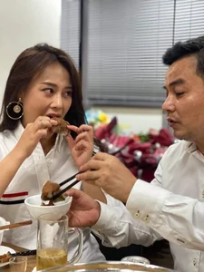Phuong Oanh Enjoys Traditional Hanoi Autumn Snacks Amidst Exciting Pregnancy Rumors - image 4