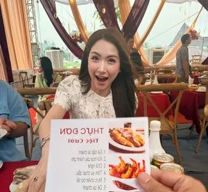 Hòa Minzy and Van Toan's Interaction at Recent Wedding Sparks Fan Curiosity - image 2