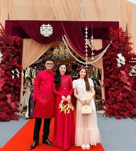 Hòa Minzy and Van Toan's Interaction at Recent Wedding Sparks Fan Curiosity - image 3