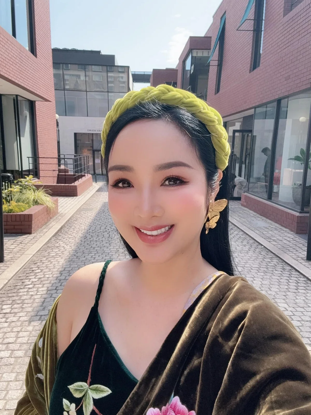 Miss Giang My: Ageless Beauty and Luxury Living in Her 1000m2 Villa
