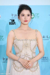 Yang Mi vs Yang Zi: Stunning Red Carpet Fashion Showdown - image 8
