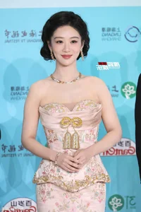 Yang Mi vs Yang Zi: Stunning Red Carpet Fashion Showdown - image 13