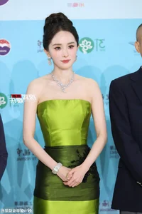 Yang Mi vs Yang Zi: Stunning Red Carpet Fashion Showdown - image 5