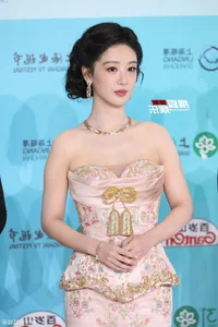 Yang Mi vs Yang Zi: Stunning Red Carpet Fashion Showdown - image 3
