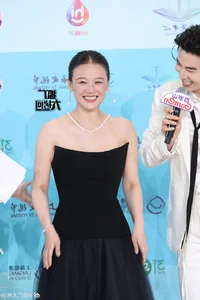 Yang Mi vs Yang Zi: Stunning Red Carpet Fashion Showdown - image 2