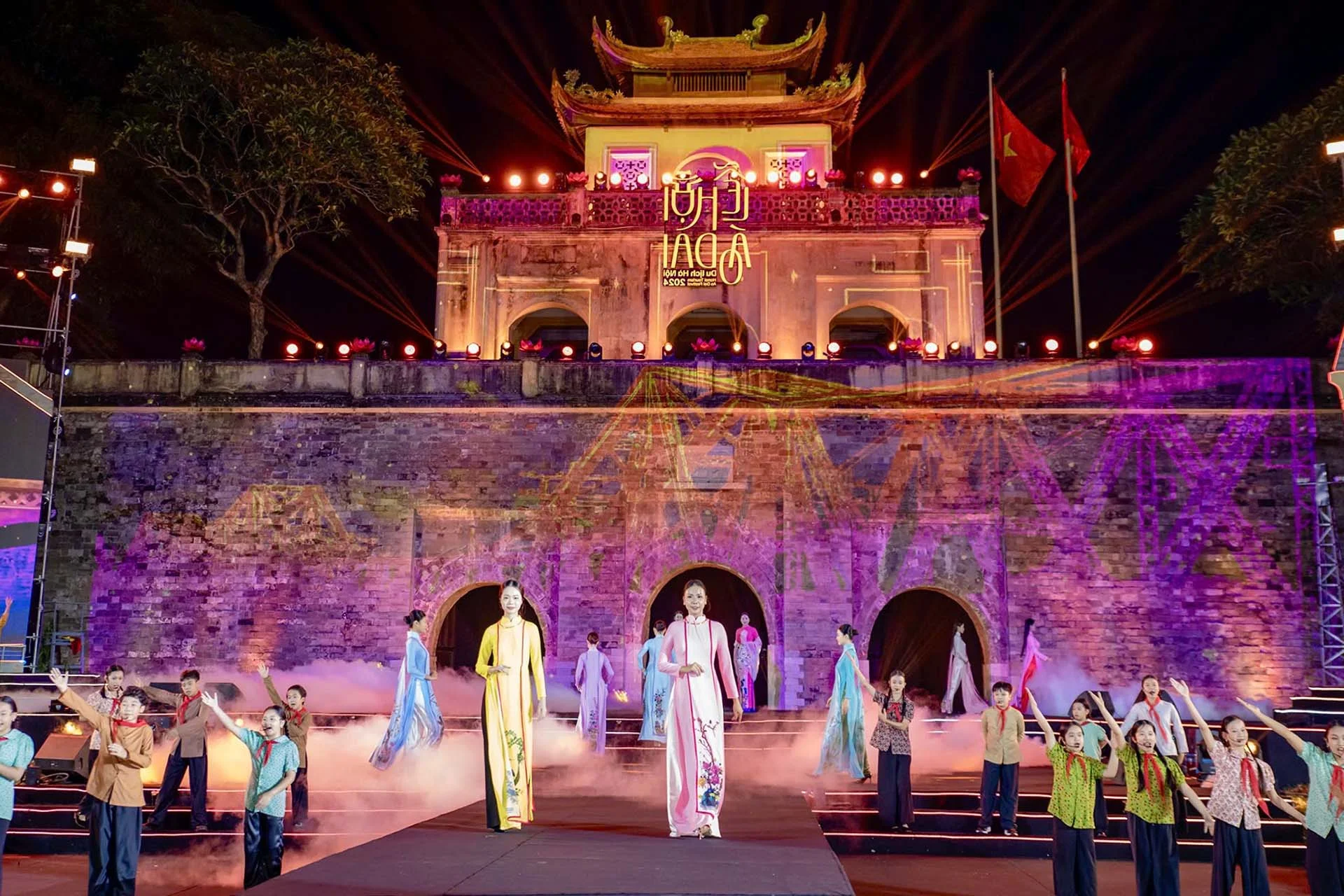 Elegant Ao Dai Collection: Radiating the Timeless Cultural Heritage and Artistry of Hanoi