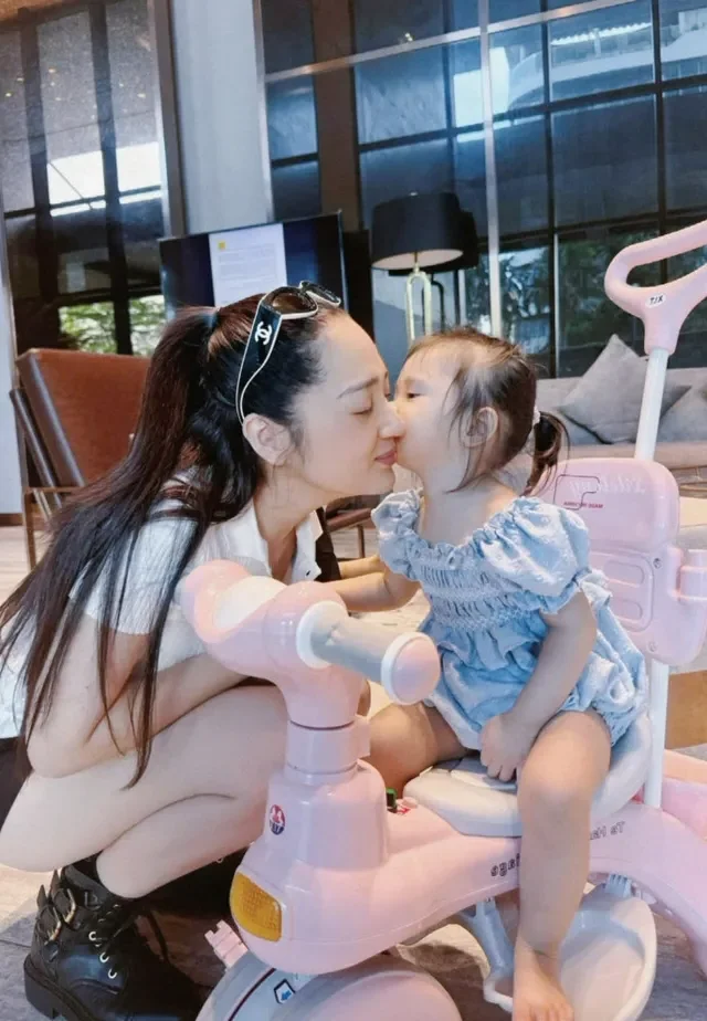 Vietnamese Entertainment News: Cong Ly Returns and Huong Giang’s Latest Travel