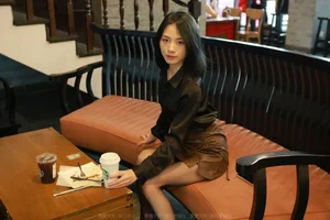 IESS Xiao Liu Black Silk Polaris: Exploring Dark Aesthetics and Sleek Professional Fashion Photography - image 1