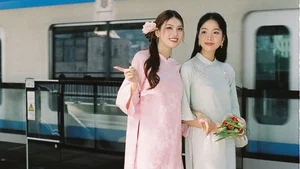 Vietnamese Celebrities Shine in Traditional Ao Dai for Tet Celebrations - image 2