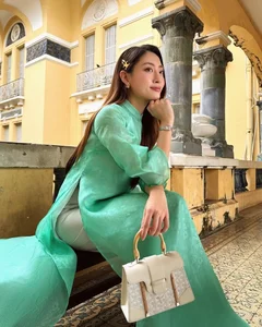 Vietnamese Celebrities Shine in Traditional Ao Dai for Tet Celebrations - image 1