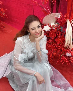 Vietnamese Celebrities Shine in Traditional Ao Dai for Tet Celebrations - image 10