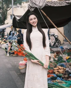 Vietnamese Celebrities Shine in Traditional Ao Dai for Tet Celebrations - image 4