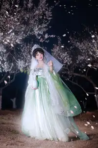 YiTuYu Vol.8718: Zhou Zhou AY - Ethereal Hanfu Beauty Amidst Enchanting Night Blossoms - image 5