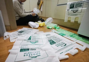 Why South Koreans Are Stockpiling Trash Bags Amidst the Global Energy Crisis - image 1