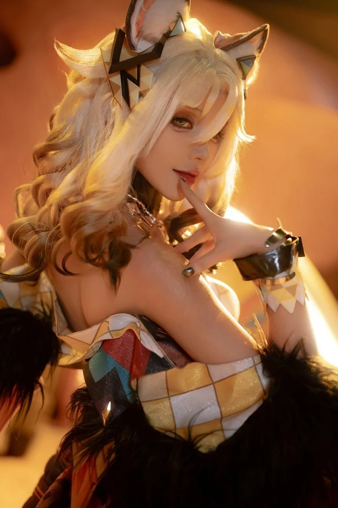 Viral Cosplay Trend: Stunning Cosplayer Takes the Internet by Storm in Bathtub Shoot