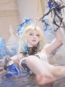 Viral Cosplay Trend: Stunning Cosplayer Takes the Internet by Storm in Bathtub Shoot - image 6
