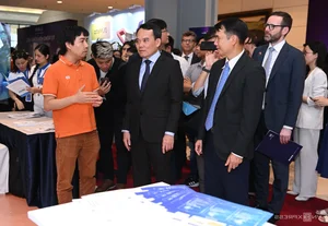 Tran Luu Quang Explores Cutting-Edge Tech at AI4VN 2024 Summit - image 6