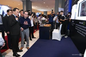 Tran Luu Quang Explores Cutting-Edge Tech at AI4VN 2024 Summit - image 2