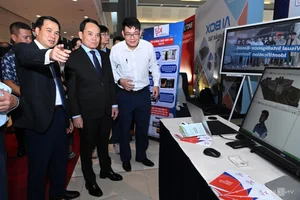 Tran Luu Quang Explores Cutting-Edge Tech at AI4VN 2024 Summit - image 8