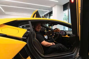 Lamborghini Revuelto: The Revolutionary V12 Plug-In Hybrid Supercar Redefining Italian Luxury and High-Performance Engineering - image 1