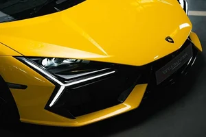 Lamborghini Revuelto: The Revolutionary V12 Plug-In Hybrid Supercar Redefining Italian Luxury and High-Performance Engineering - image 3