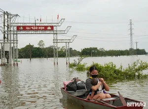 Hanoi Flooding Crisis: A Mother’s Brave Escape with Her 9-Month-Old Baby - image 0