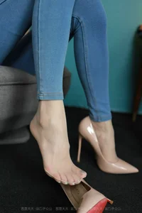 Xiaoliu Showcases Urban Chic in IESS Jeans and Silk Collection - image 6