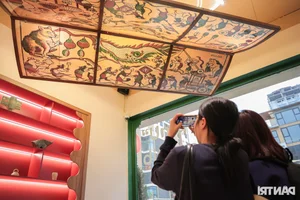 Dong Ho Folk Art Meets Modern Cafe Culture: A Unique Visual Experience - image 9