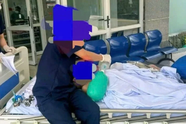 Heroic Rescue in Da Nang: Man Saves Two Children from Rough Seas