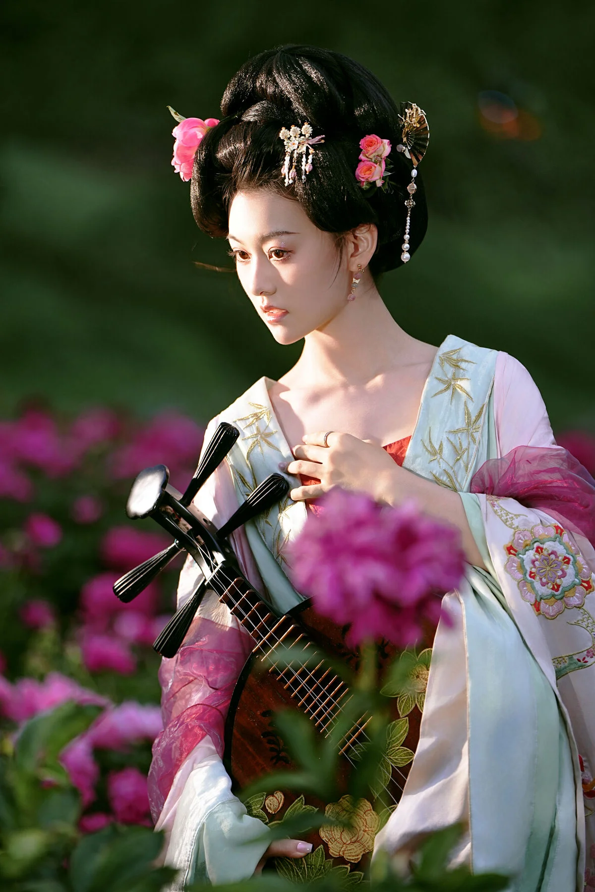 Elegant Floral Portraits with Li Zhi Xiao Ye: Romantic Peony Garden Aesthetic Vol.9113