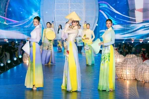 The Story of Vietnamese Silk: Beauty Queens Honor Traditional Weaving in New Gallery - image 1