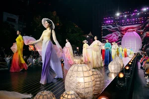 The Story of Vietnamese Silk: Beauty Queens Honor Traditional Weaving in New Gallery - image 5