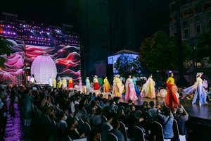 The Story of Vietnamese Silk: Beauty Queens Honor Traditional Weaving in New Gallery - image 6