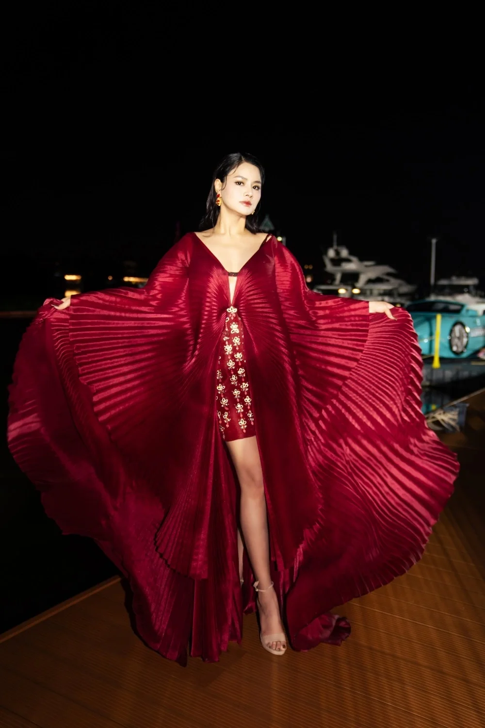 Model Thúy Hạnh and Her Stylish Daughters Make a Grand Appearance at a Major Fashion Runway Event