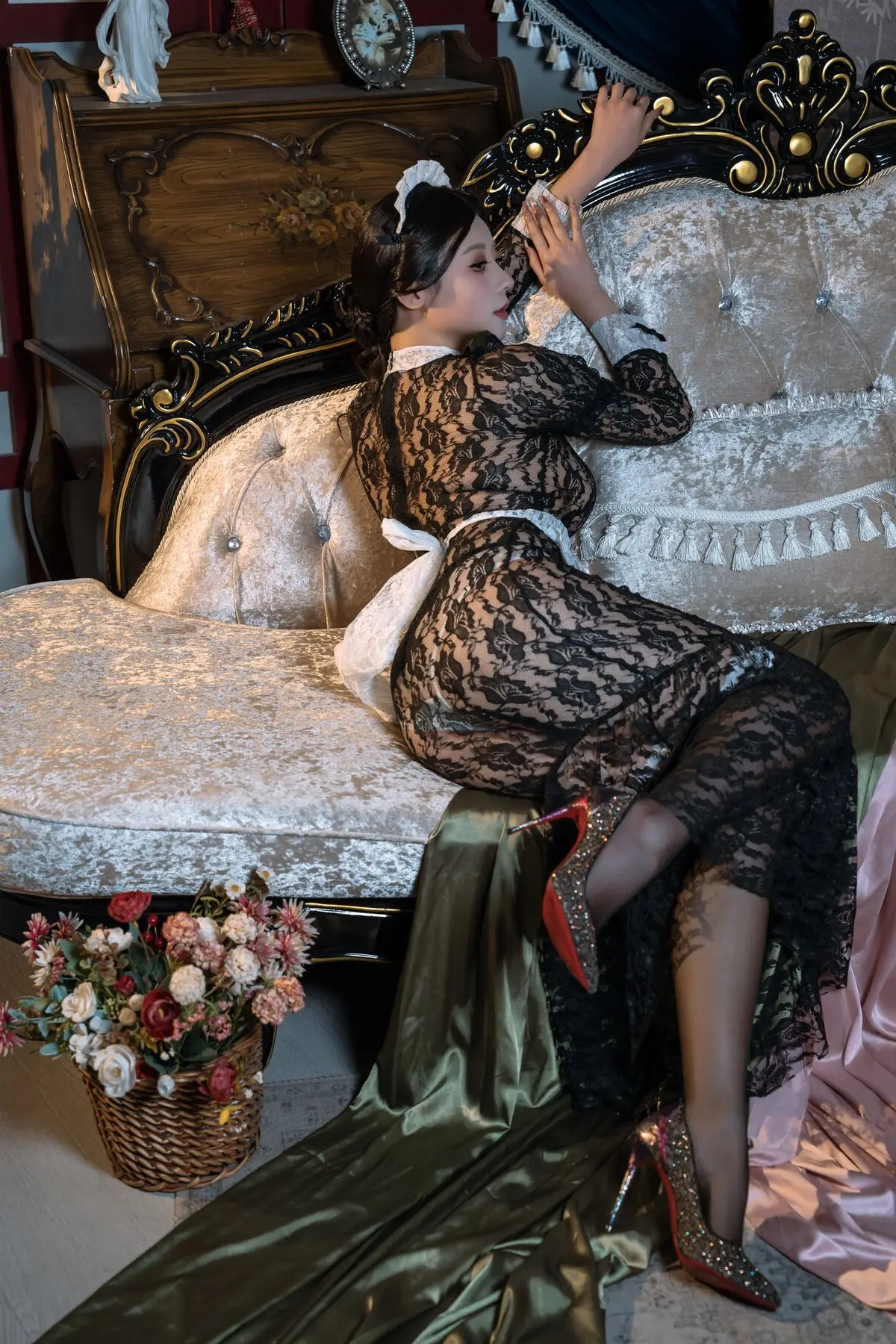 Coser Yunx1x1's Elegant Maid Cosplay in a Luxurious Setting: Shuncong Part01.