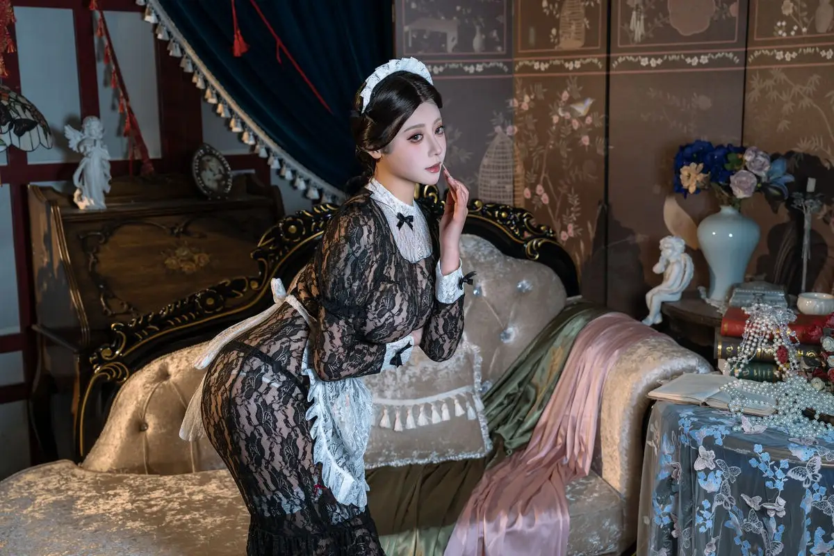 Coser Yunx1x1's Elegant Maid Cosplay in a Luxurious Setting: Shuncong Part01.